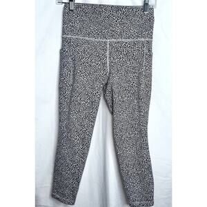 Athleta Womens Size Small White Black Snow Leopard Print Crop Activewear Legging